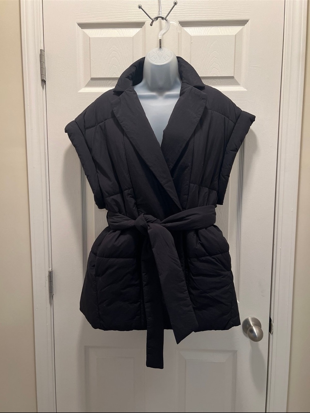 GAP Black Sleeveless Quilted Belted Vest